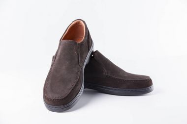 Beyaz arka plan üzerinde erkek kahverengi deri ayakkabı.