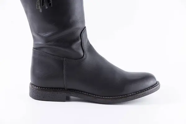 Bota de couro preto feminino no fundo branco — Fotografia de Stock