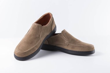 Beyaz arka plan üzerinde erkek kahverengi deri ayakkabı.