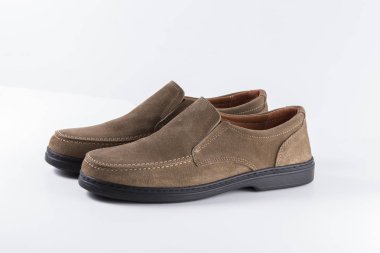 Beyaz arka plan üzerinde erkek kahverengi deri ayakkabı.