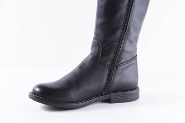 Beyaz arka plan üstünde kadın siyah deri çizme