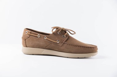 Beyaz arka plan üzerinde erkek kahverengi deri ayakkabı.