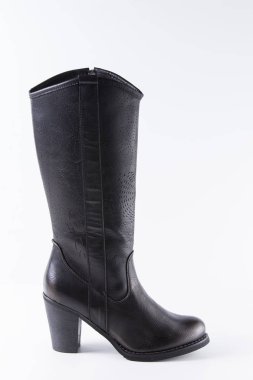 Beyaz arka plan üstünde kadın siyah deri çizme.