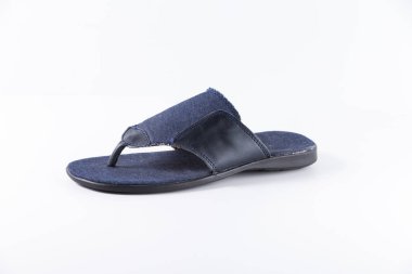 Beyaz arka plan üzerinde erkek mavi terlik.