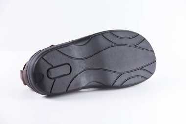 Beyaz arka plan üzerinde erkek kahverengi deri sandalet