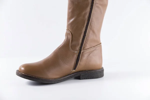 Samice hnědá kožená bota — Stock fotografie