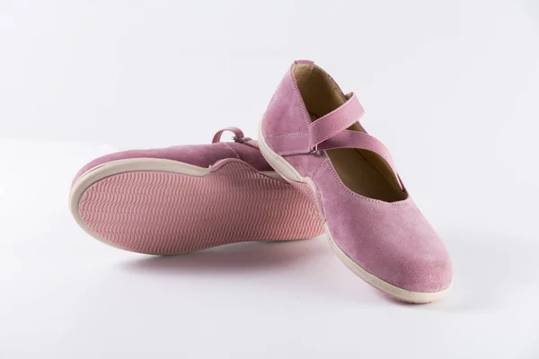 Chaussures en cuir rose femelle sur fond blanc — Photo