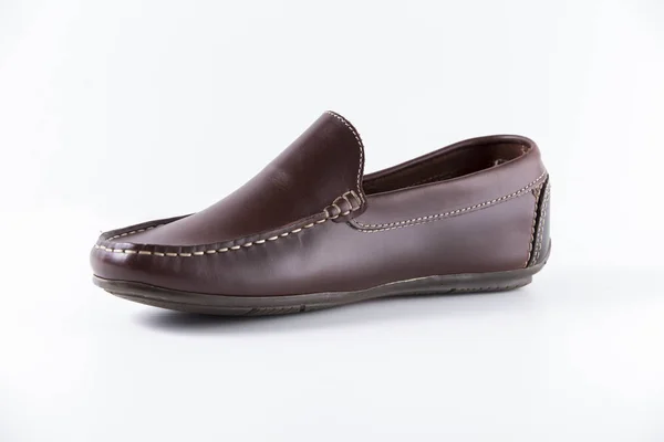 Männlicher brauner Schuh auf weißem Hintergrund — Stockfoto