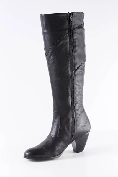 Weibliche schwarze Lederstiefel — Stockfoto