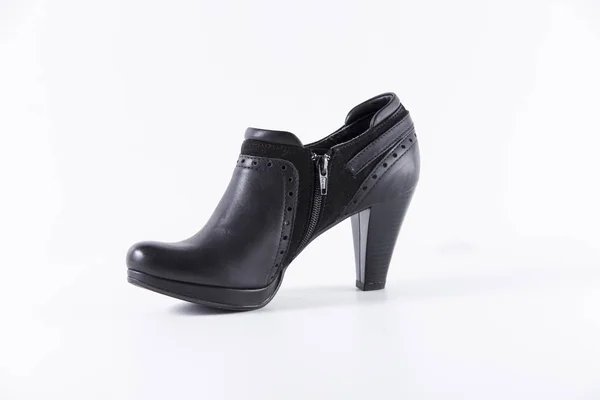 Vrouwelijke zwarte schoen — Stockfoto