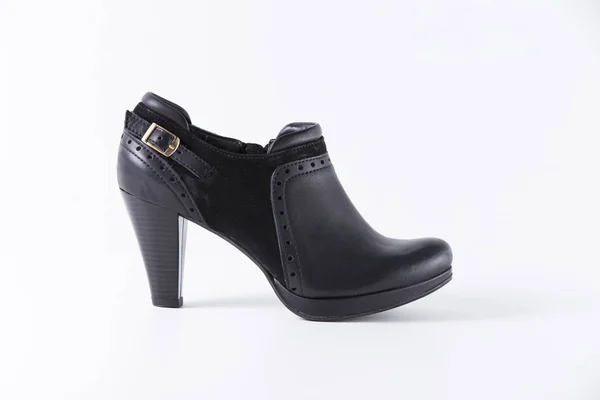 Женская чёрная туфля — стоковое фото