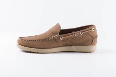 Beyaz arka plan üzerinde erkek kahverengi deri ayakkabı.