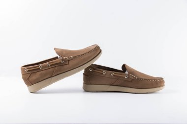 Beyaz arka plan üzerinde erkek kahverengi deri ayakkabı.