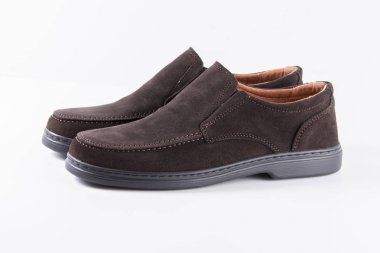 Beyaz arka plan üzerinde erkek kahverengi deri ayakkabı.