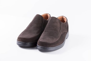 Beyaz arka plan üzerinde erkek kahverengi deri ayakkabı.