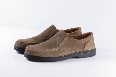 Beyaz arka plan üzerinde erkek kahverengi deri ayakkabı.