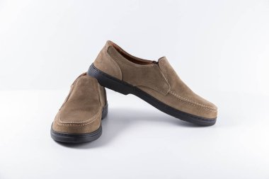 Beyaz arka plan üzerinde erkek kahverengi deri ayakkabı.