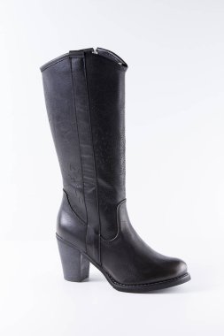 Beyaz arka plan üstünde kadın siyah deri çizme