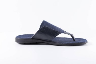 Beyaz arka plan üzerinde erkek mavi terlik