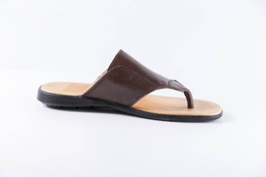 Beyaz arka plan üzerinde erkek kahverengi Sandal