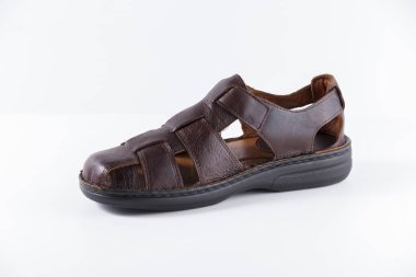 Beyaz arka plan üzerinde erkek kahverengi Sandal