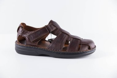 Beyaz arka plan üzerinde erkek kahverengi Sandal