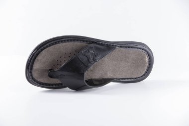 Beyaz arka planda siyah erkek terlik