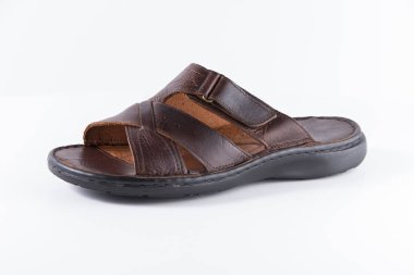 Beyaz arka plan üzerinde erkek kahverengi Sandal