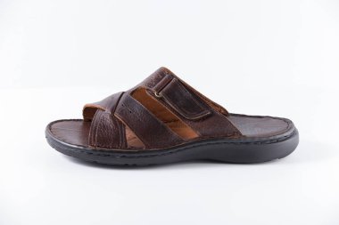 Beyaz arka plan üzerinde erkek kahverengi Sandal