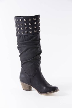 Beyaz arka plan üstünde kadın siyah deri çizme