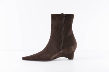 Beyaz arka plan üstünde kadın kahverengi çizme