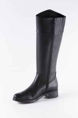Beyaz arka plan üstünde kadın siyah deri çizme