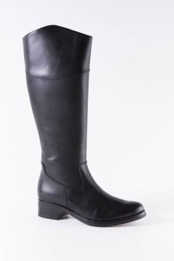 Beyaz arka plan üstünde kadın siyah deri çizme
