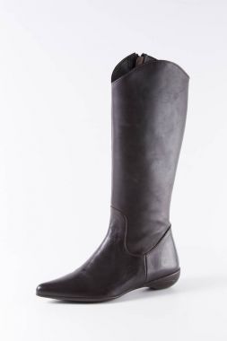 Beyaz arka plan üstünde kadın kahverengi çizme