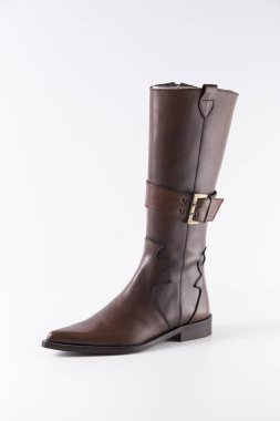 Beyaz arka plan üstünde kadın kahverengi çizme