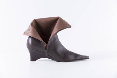 Beyaz arka plan üstünde kadın kahverengi çizme