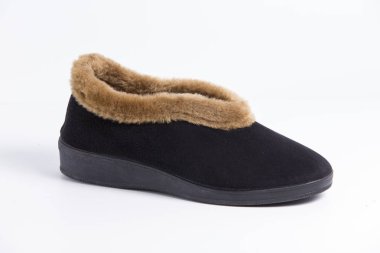 Beyaz arka planda siyah erkek ayakkabı