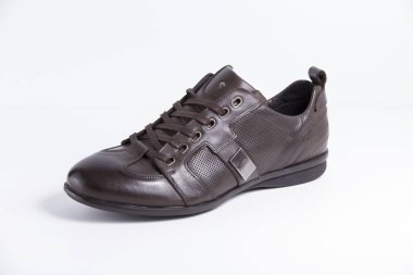 Beyaz arka plan üzerinde erkek kahverengi deri ayakkabı