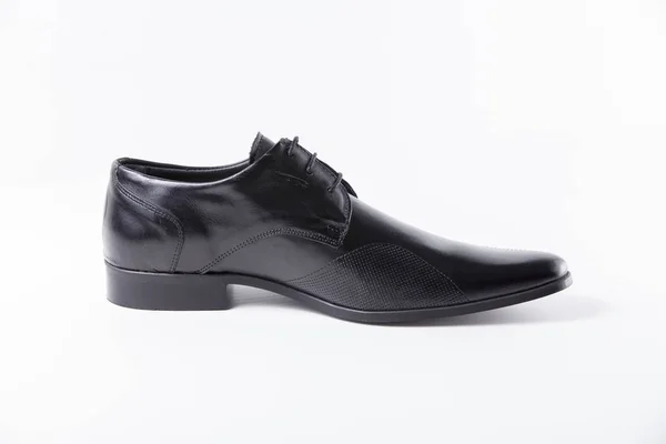 Sapato de couro preto masculino no fundo branco — Fotografia de Stock