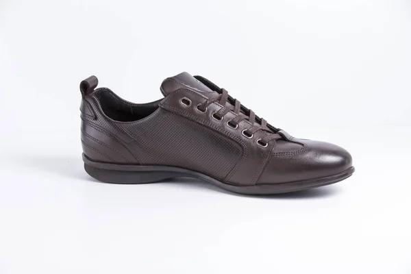 Zapato de cuero marrón masculino sobre fondo blanco —  Fotos de Stock