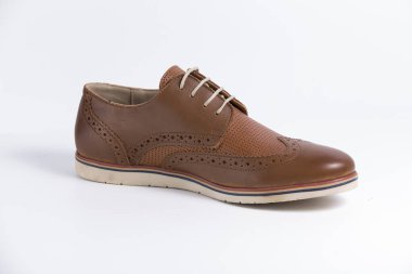 Beyaz arka plan üzerinde erkek kahverengi deri ayakkabı