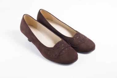 Beyaz arka plan üzerinde kadın kahverengi deri ayakkabı