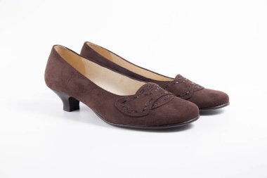 Beyaz arka plan üzerinde kadın kahverengi deri ayakkabı