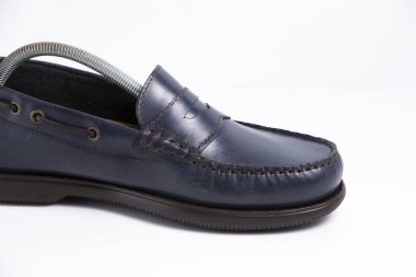 Beyaz zemin üzerine mavi deri Erkek Ayakkabı