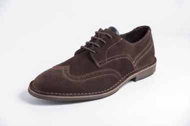 Beyaz arka plan üzerinde erkek kahverengi deri ayakkabı