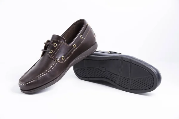 Buty męskie skórzane brązowe na białym tle — Zdjęcie stockowe