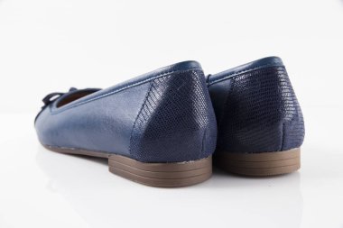 Beyaz zemin üzerine mavi deri kadın ayakkabı