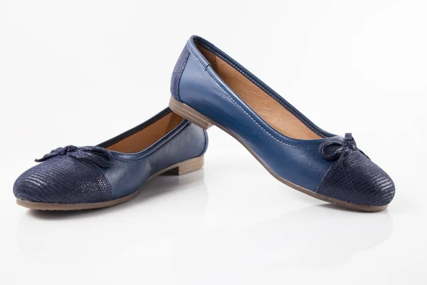 Zapato de cuero azul femenino sobre fondo blanco —  Fotos de Stock