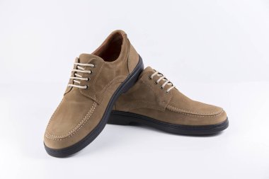 Beyaz arka plan üzerinde erkek kahverengi deri ayakkabı