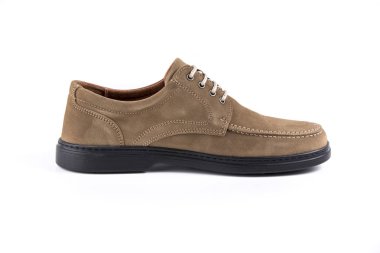 Beyaz arka plan üzerinde erkek kahverengi deri ayakkabı